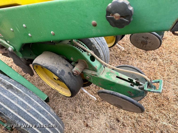 image for item JD9635 John Deere 7200  planter