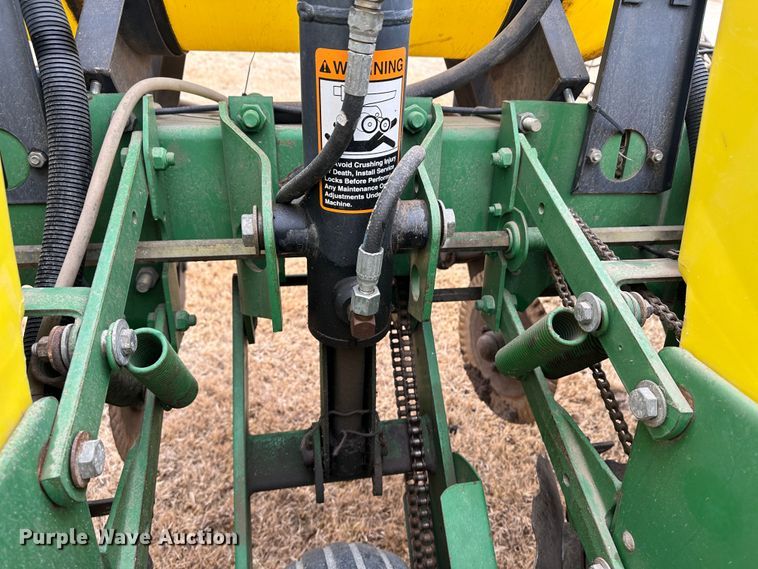 image for item JD9635 John Deere 7200  planter