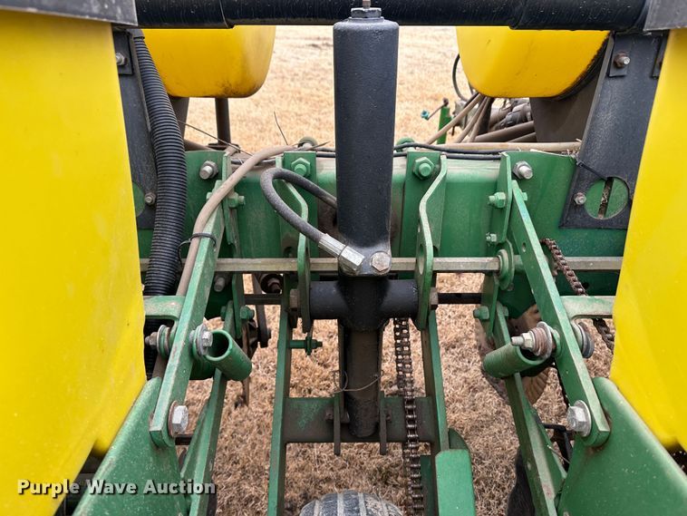 image for item JD9635 John Deere 7200  planter