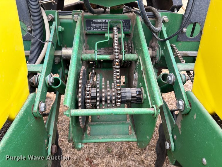 image for item JD9635 John Deere 7200  planter