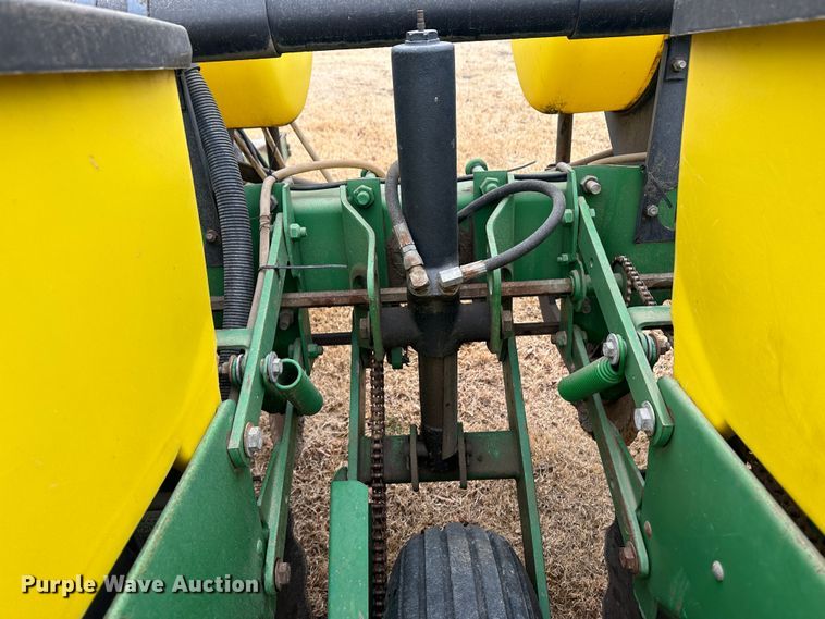 image for item JD9635 John Deere 7200  planter