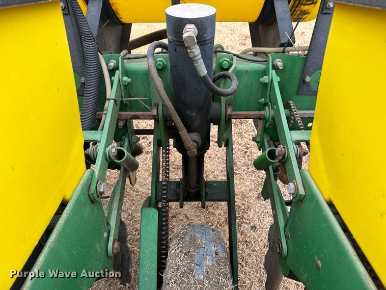 image for item JD9635 John Deere 7200  planter