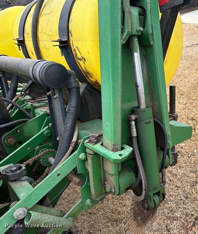 image for item JD9635 John Deere 7200  planter
