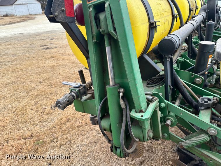 image for item JD9635 John Deere 7200  planter