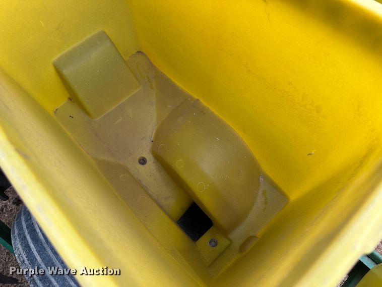 image for item JD9635 John Deere 7200  planter