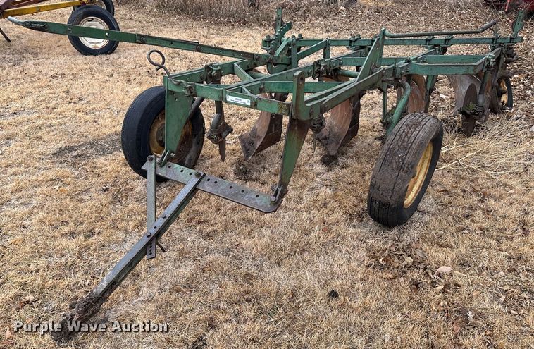 image for item JD9640 John Deere  plow