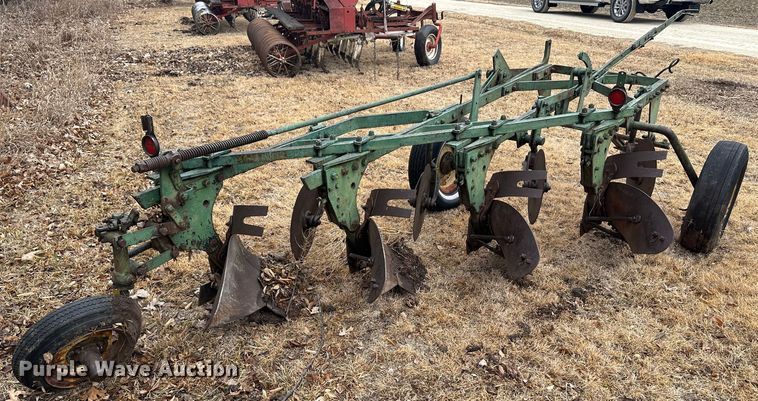 image for item JD9640 John Deere  plow