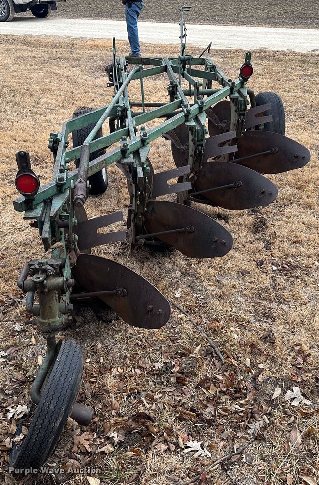 image for item JD9640 John Deere  plow