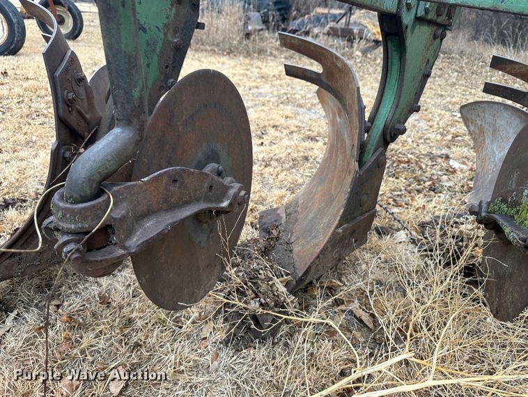 image for item JD9640 John Deere  plow