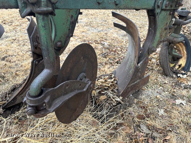 image for item JD9640 John Deere  plow