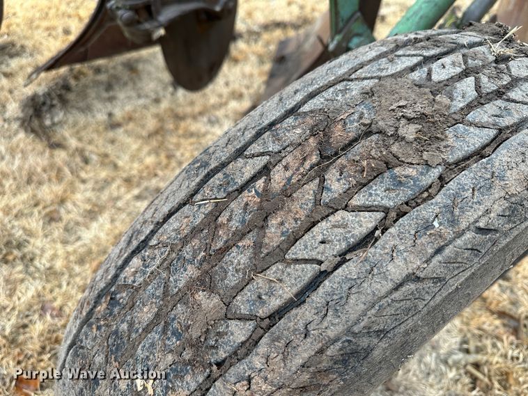 image for item JD9640 John Deere  plow