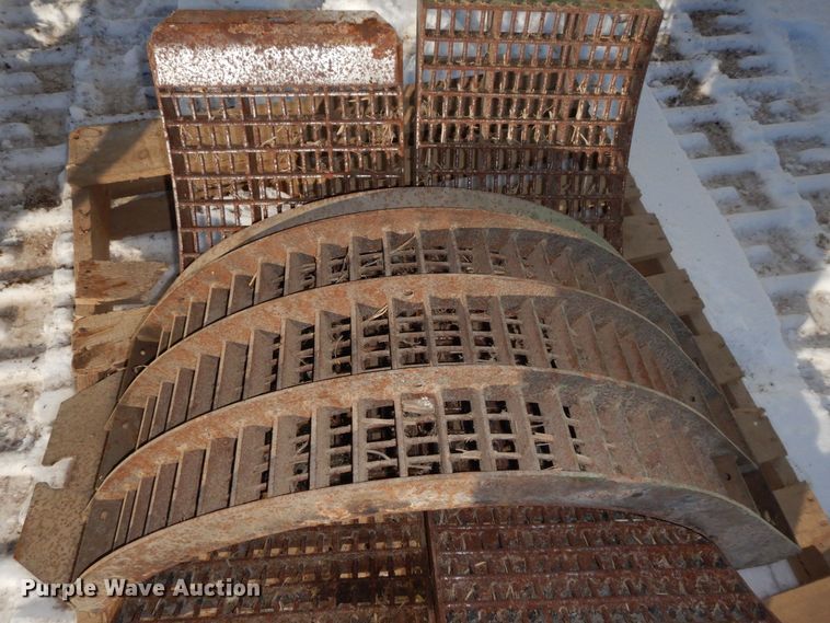 image for item JK9136 John Deere  small wire concaves