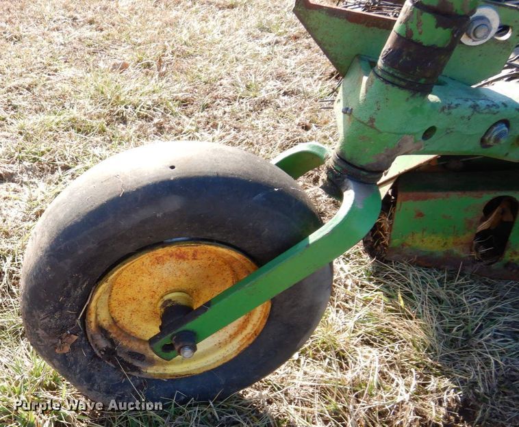 image for item JK9147 John Deere 212  pickup head