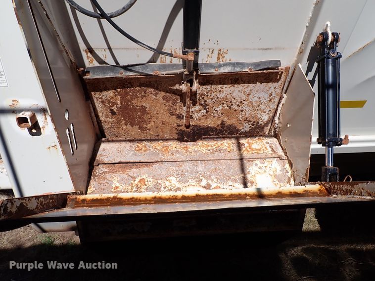 image for item LK9523 Kuhn Knight Slinger 8132  manure spreader