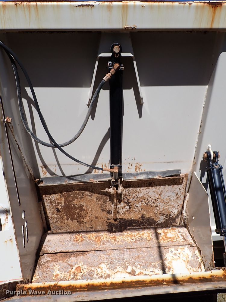 image for item LK9523 Kuhn Knight Slinger 8132  manure spreader