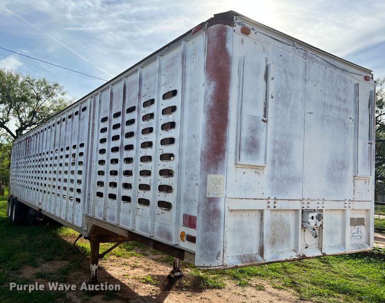 image for item LW9245 1972 Fruehauf D909-44-6  livestock trailer