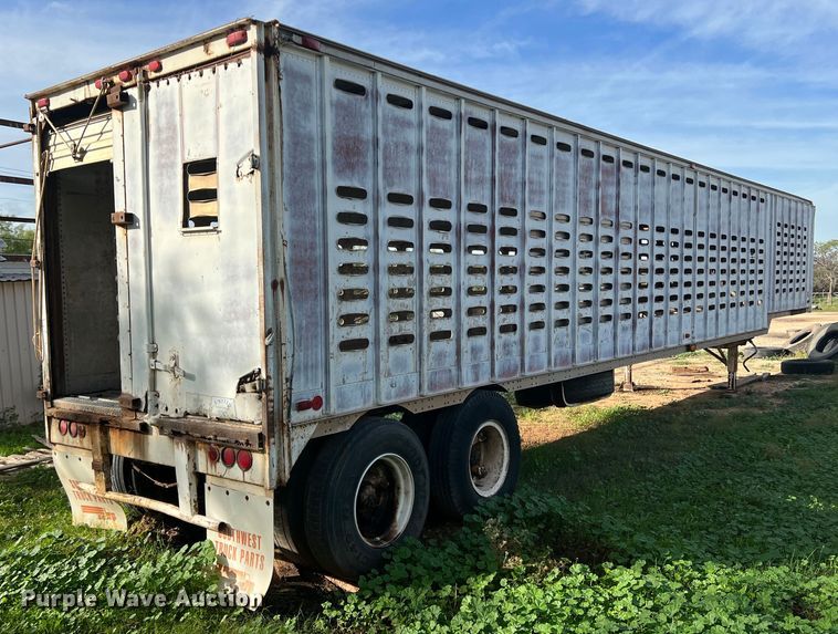 image for item LW9245 1972 Fruehauf D909-44-6  livestock trailer