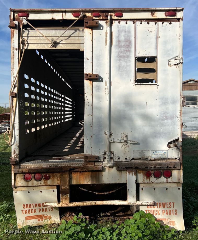 image for item LW9245 1972 Fruehauf D909-44-6  livestock trailer