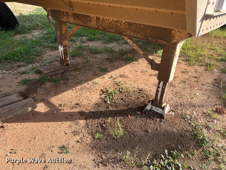 image for item LW9245 1972 Fruehauf D909-44-6  livestock trailer