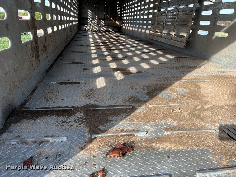 image for item LW9245 1972 Fruehauf D909-44-6  livestock trailer