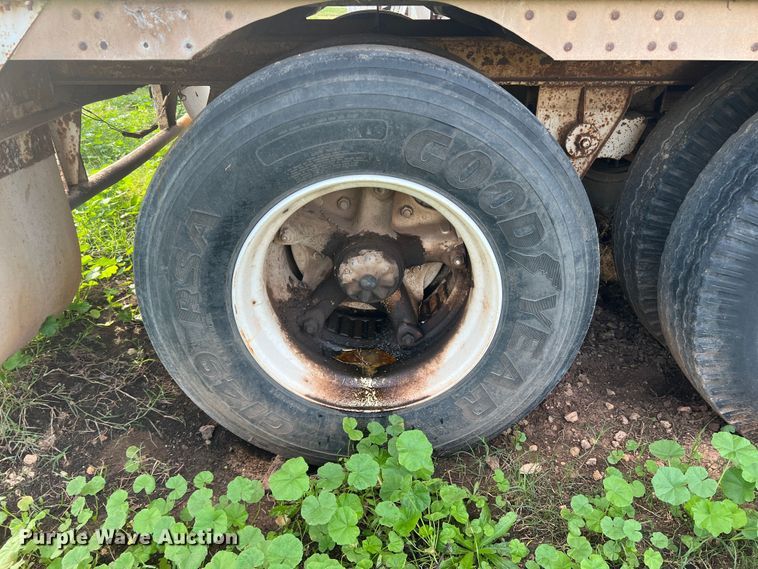 image for item LW9245 1972 Fruehauf D909-44-6  livestock trailer