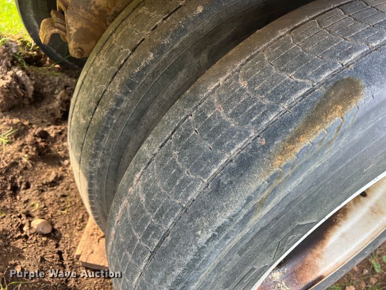 image for item LW9245 1972 Fruehauf D909-44-6  livestock trailer