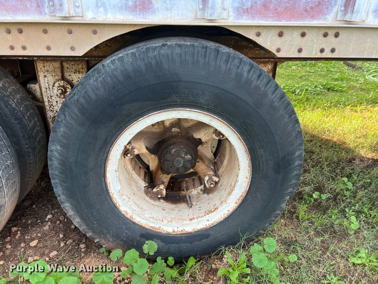 image for item LW9245 1972 Fruehauf D909-44-6  livestock trailer