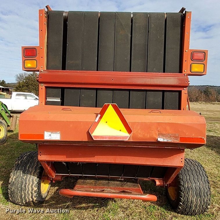 image for item MM9601 2003 New Holland BR780  round baler