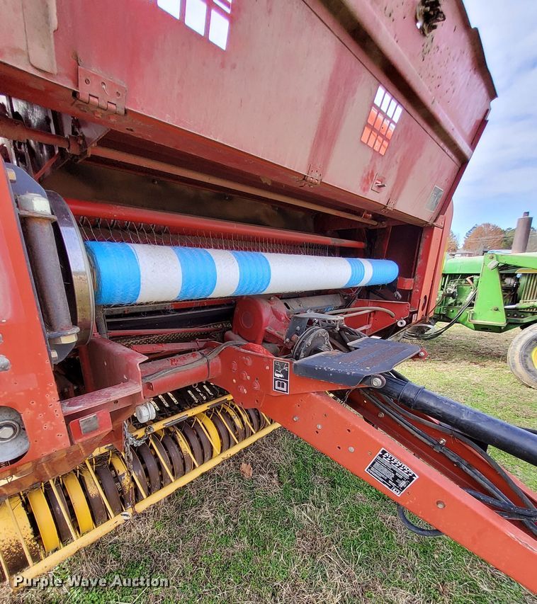 image for item MM9601 2003 New Holland BR780  round baler