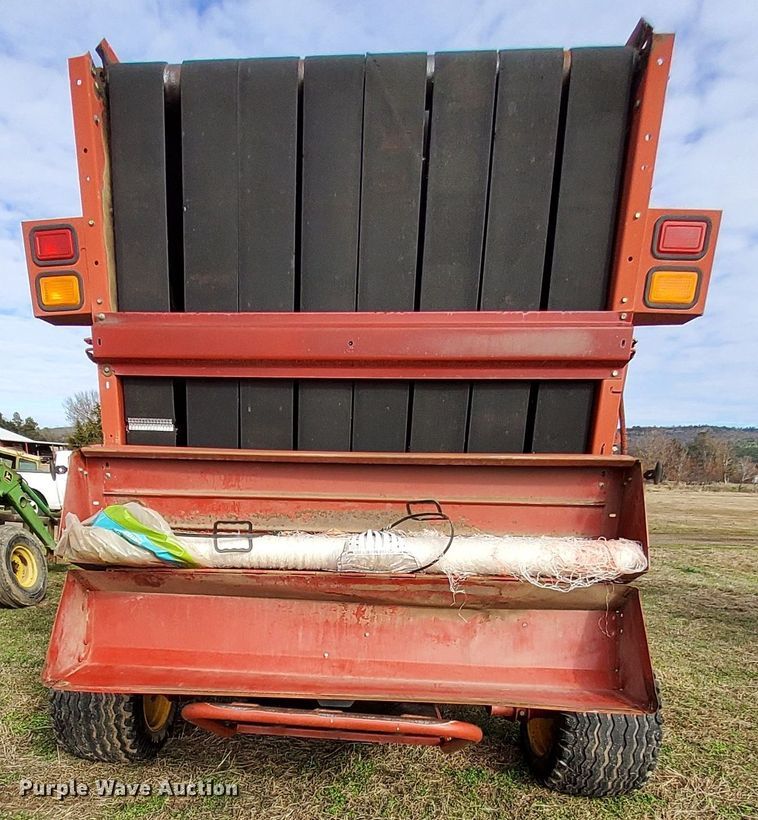 image for item MM9601 2003 New Holland BR780  round baler