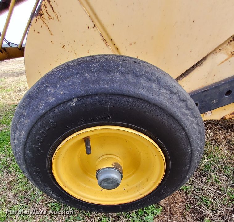 image for item MM9601 2003 New Holland BR780  round baler