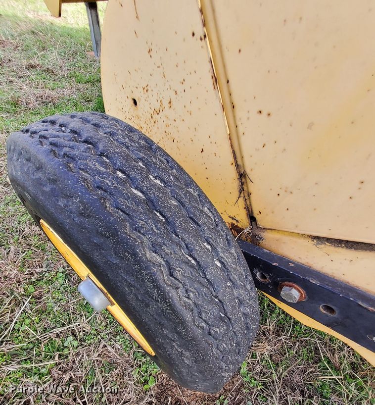 image for item MM9601 2003 New Holland BR780  round baler