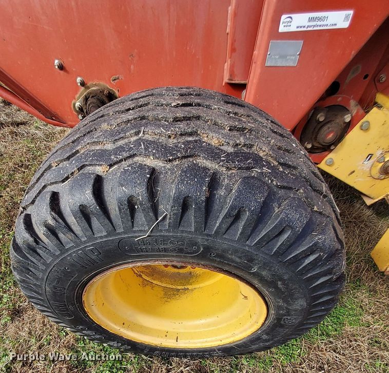 image for item MM9601 2003 New Holland BR780  round baler