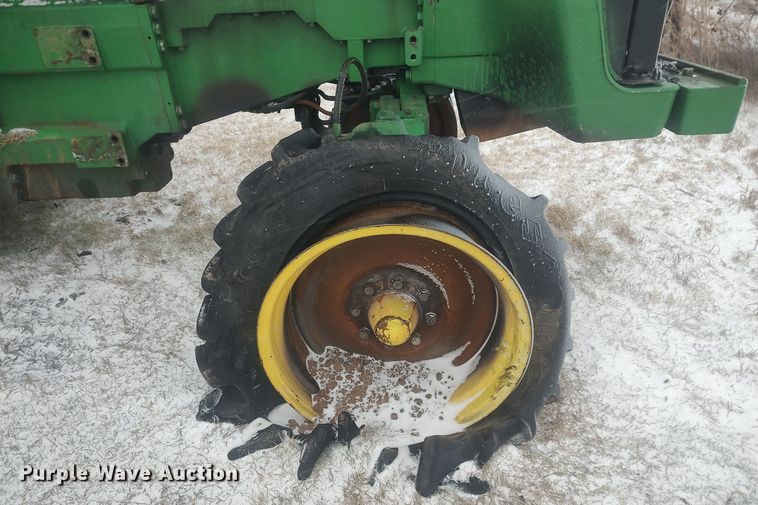 image for item MM9940 1997 John Deere 8100  tractor