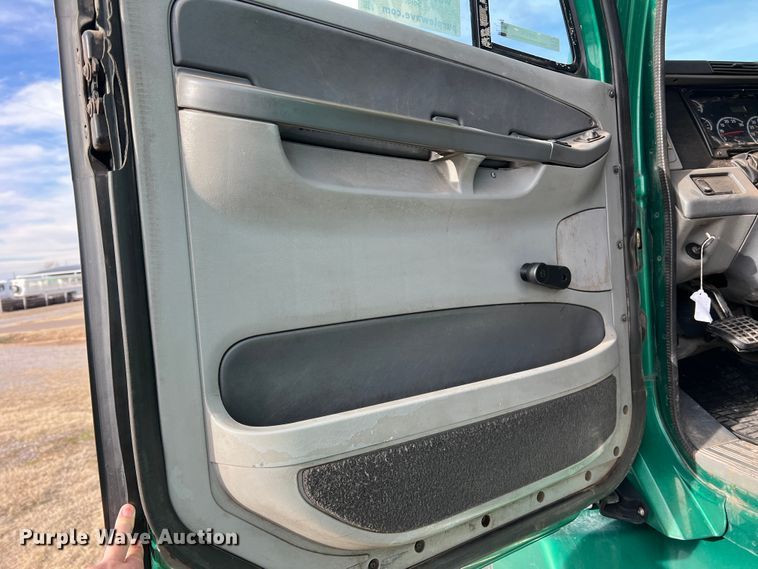 image for item DK7206 2007 Freightliner Columbia  semi truck