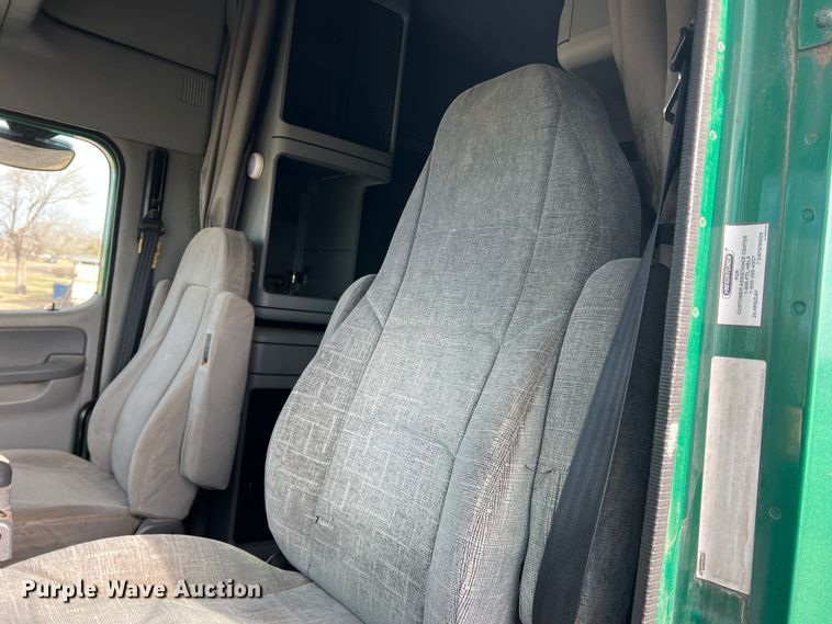 image for item DK7206 2007 Freightliner Columbia  semi truck