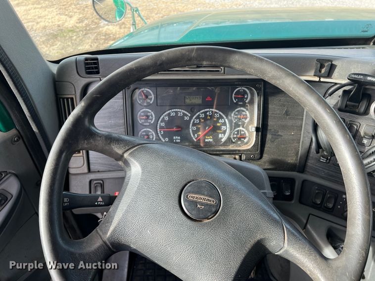 image for item DK7206 2007 Freightliner Columbia  semi truck