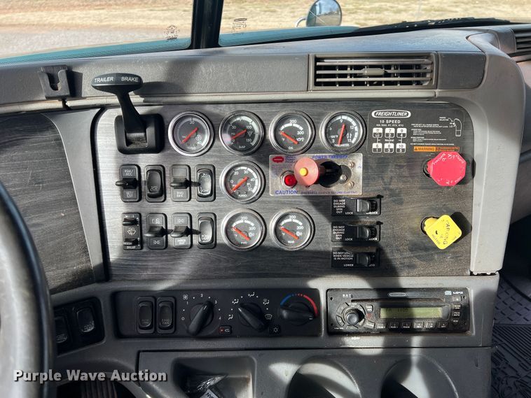 image for item DK7206 2007 Freightliner Columbia  semi truck