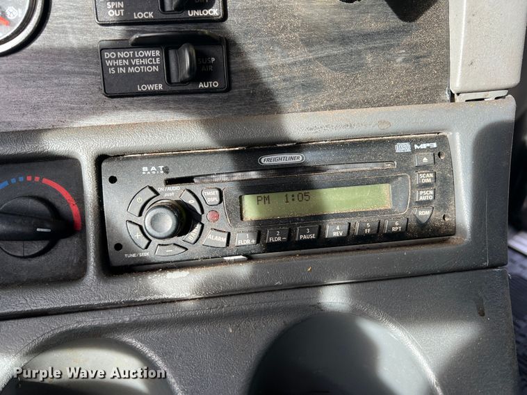 image for item DK7206 2007 Freightliner Columbia  semi truck