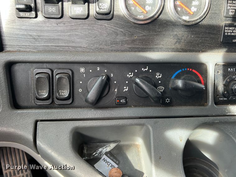 image for item DK7206 2007 Freightliner Columbia  semi truck