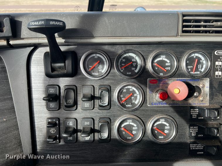 image for item DK7206 2007 Freightliner Columbia  semi truck