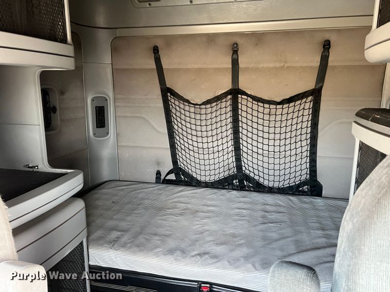 image for item DK7206 2007 Freightliner Columbia  semi truck