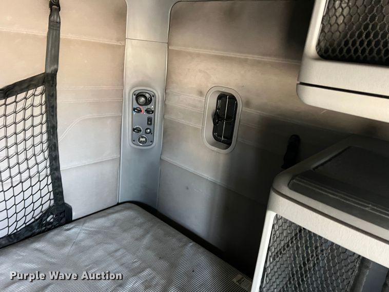 image for item DK7206 2007 Freightliner Columbia  semi truck