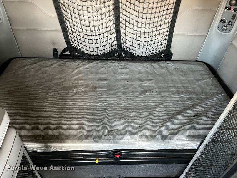 image for item DK7206 2007 Freightliner Columbia  semi truck