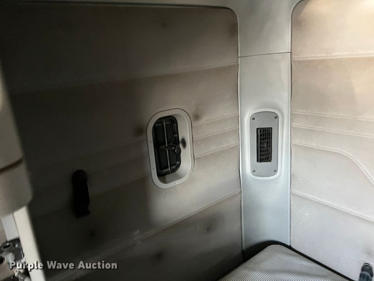 image for item DK7206 2007 Freightliner Columbia  semi truck