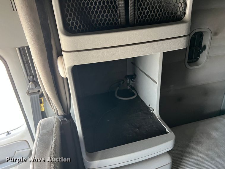 image for item DK7206 2007 Freightliner Columbia  semi truck