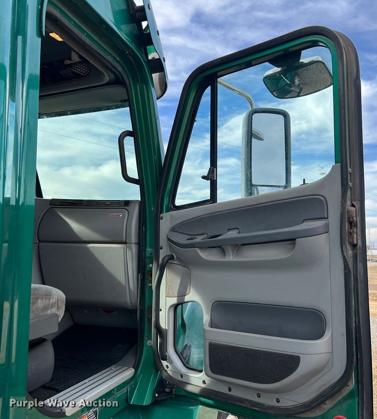 image for item DK7206 2007 Freightliner Columbia  semi truck