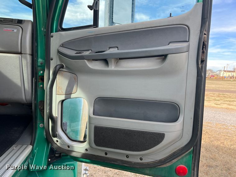 image for item DK7206 2007 Freightliner Columbia  semi truck