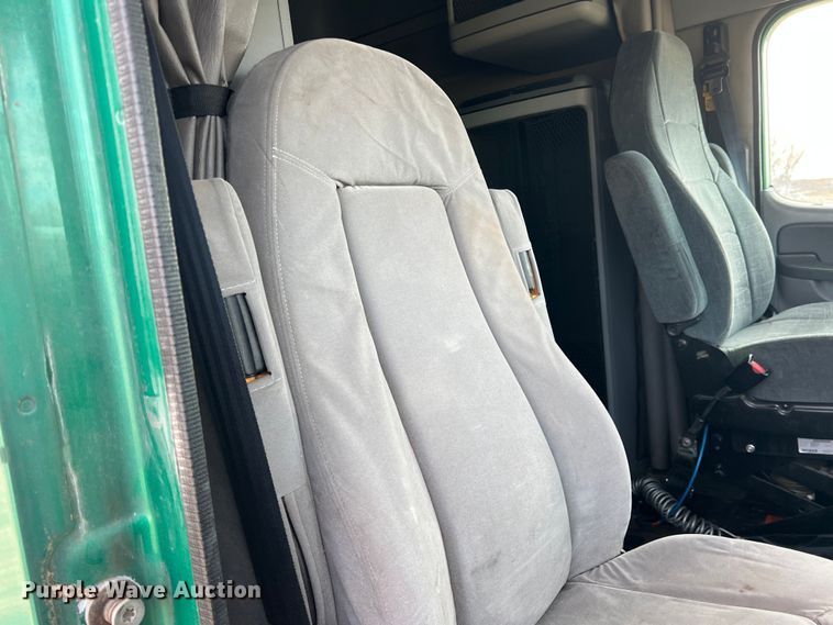 image for item DK7206 2007 Freightliner Columbia  semi truck