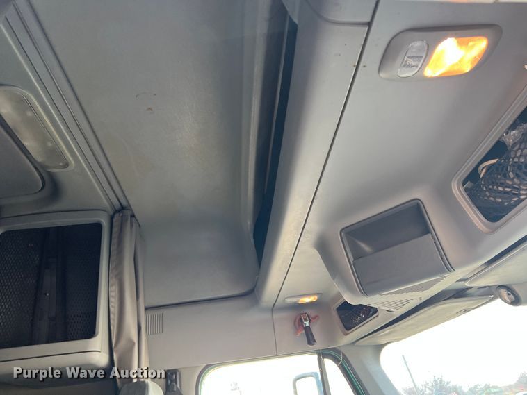 image for item DK7206 2007 Freightliner Columbia  semi truck